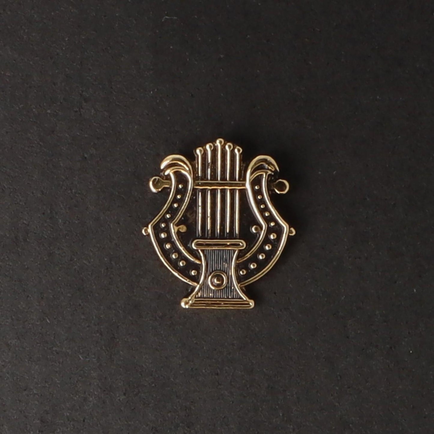 Lyra pin three-dimensional, gold-plated