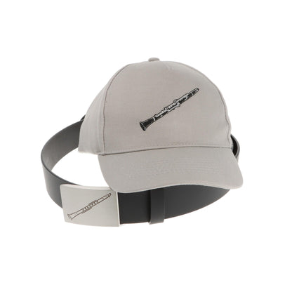 Ledergürtel und Schließe mit diversen Instrumenten und graues Baseball-Cap mit eingestickten Instrumenten