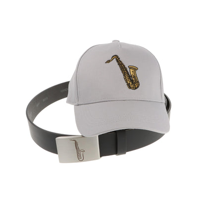 Ledergürtel und Schließe mit diversen Instrumenten und graues Baseball-Cap mit eingestickten Instrumenten