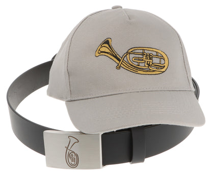 Ledergürtel und Schließe mit diversen Instrumenten und graues Baseball-Cap mit eingestickten Instrumenten