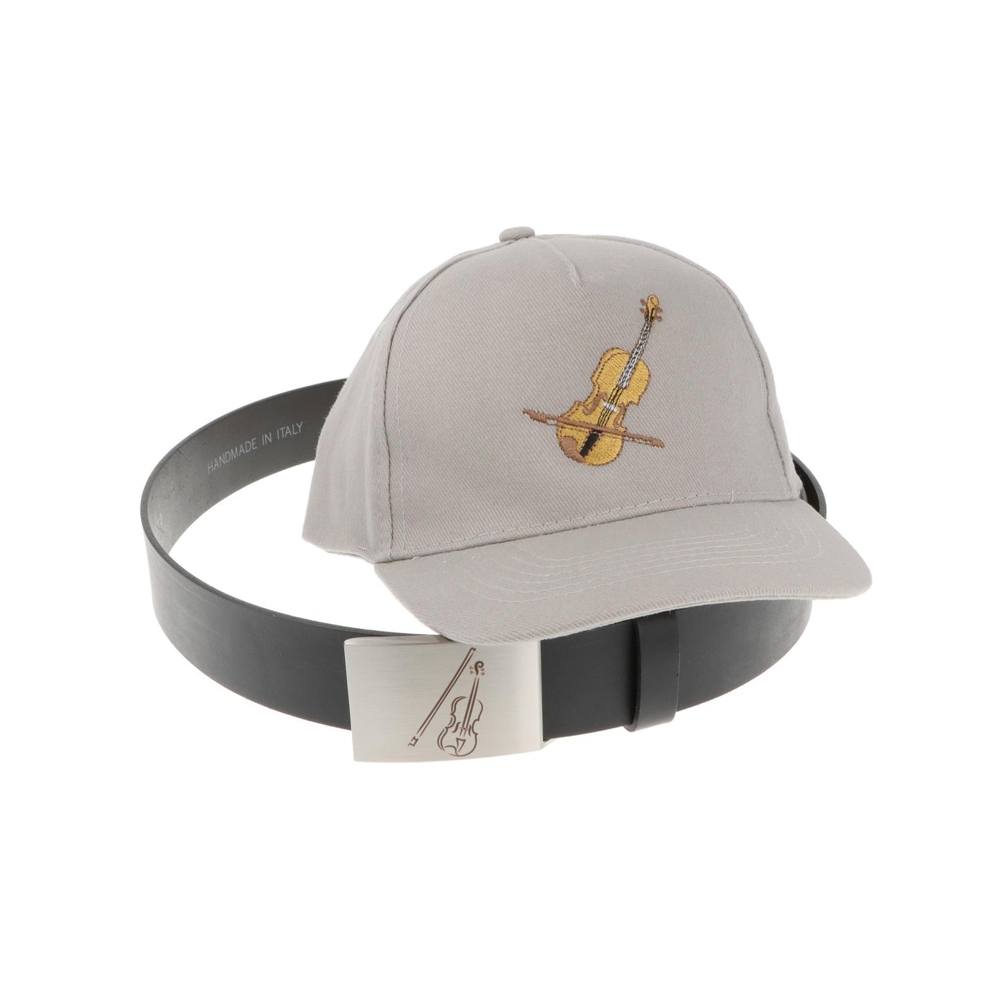 Ledergürtel und Schließe mit diversen Instrumenten und graues Baseball-Cap mit eingestickten Instrumenten