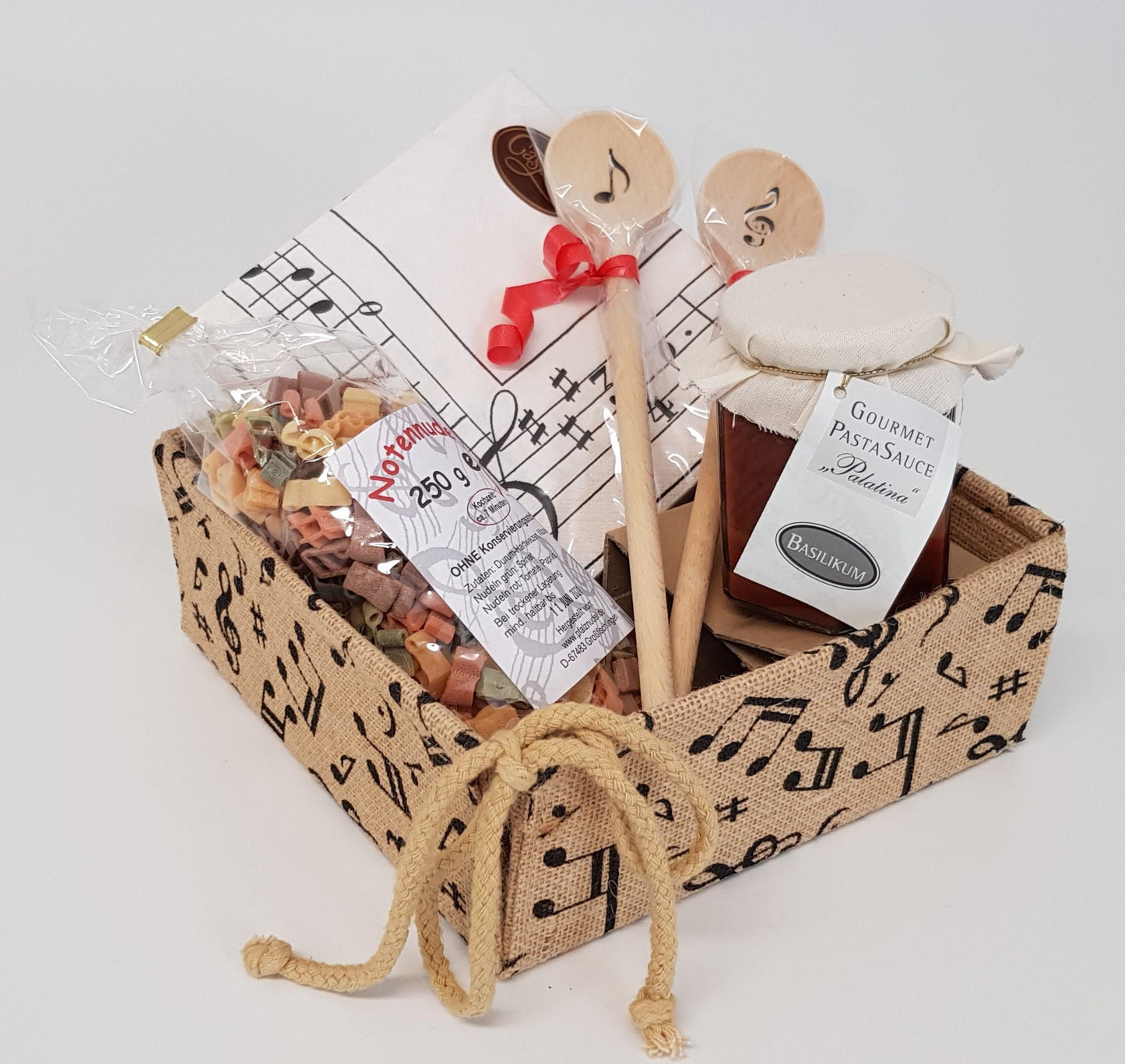 Gift set with 2 cooking spoons, 250 g of pasta, 250 ml of basil pasta sauce, napkins