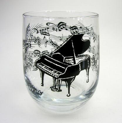 Glas mit Instrumenten und musikalischen Motiven
