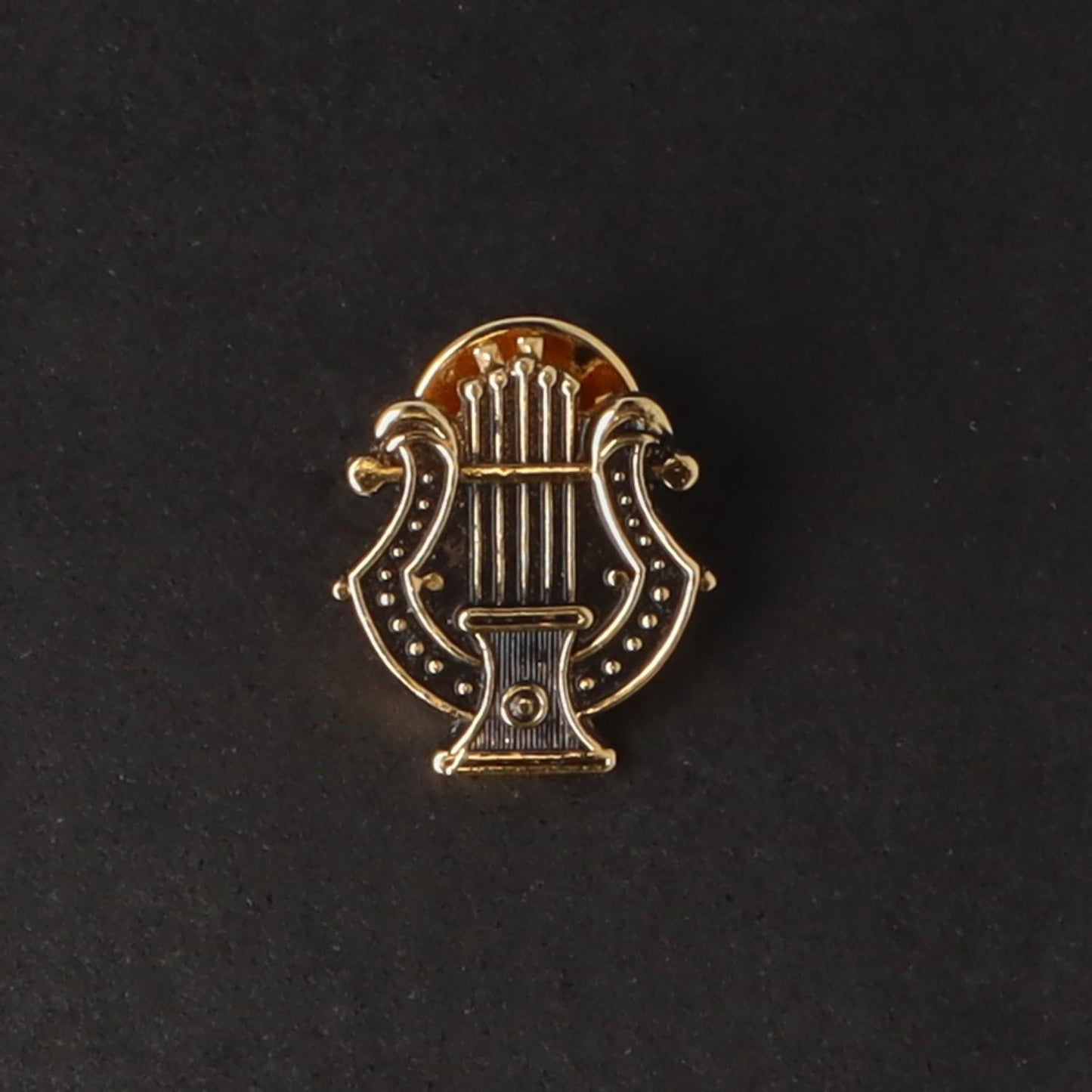 Lyra-Pin dreidimensional, vergoldet