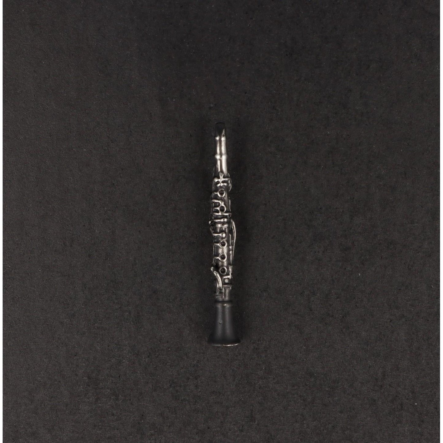 clarinet pin, black/silver