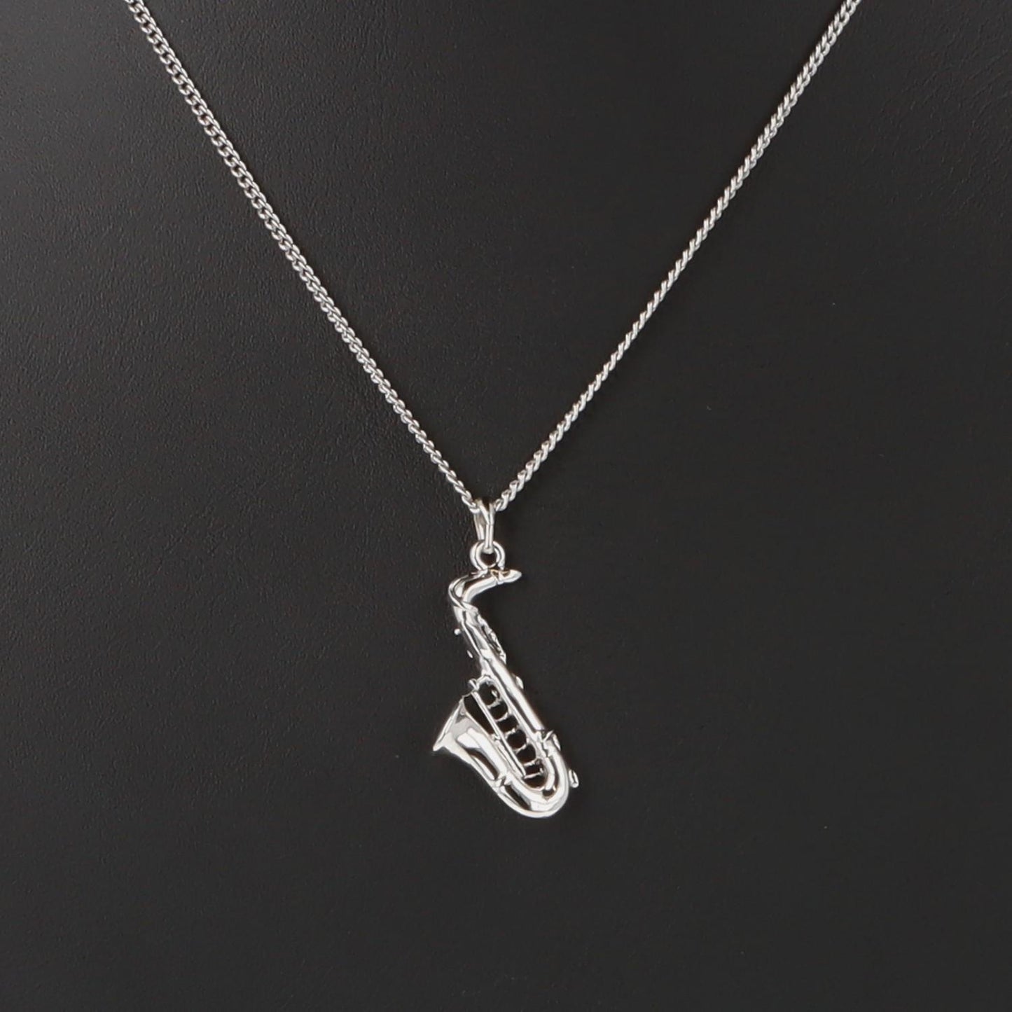 Saxophon-Anhänger, mit Kette, versilbert