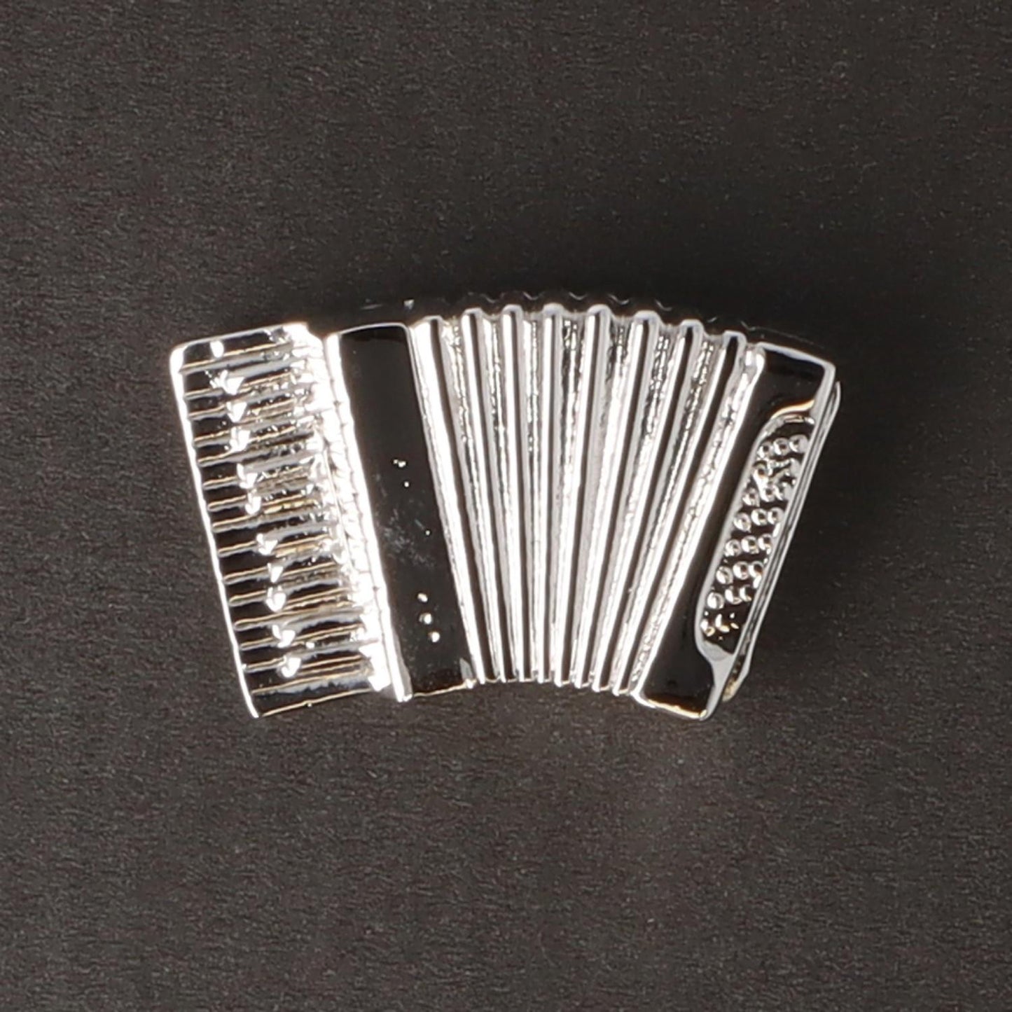 Instrumenten-Brosche, verschiedene Ausführungen, versilbert