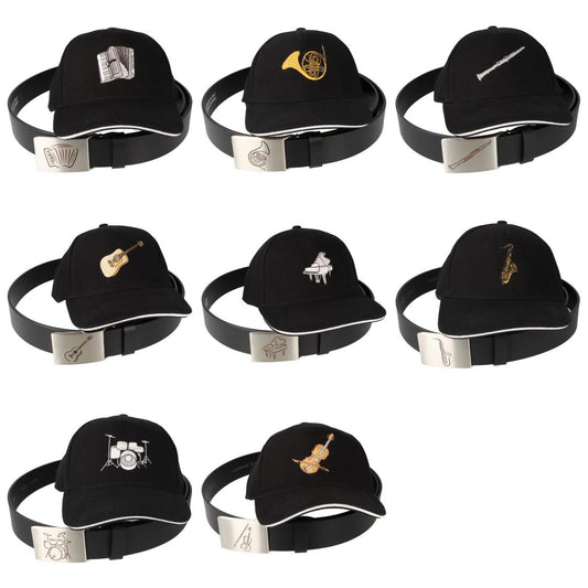 Ledergürtel und Schließe mit diversen Instrumenten und schwarzes Baseball-Cap mit eingestickten Instrumenten