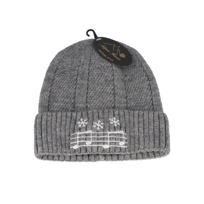 graue Strickmütze mit eingestickter Notenlinie und Schneeflocken