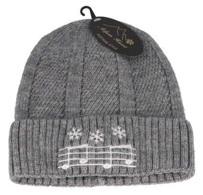 graue Strickmütze mit eingestickter Notenlinie und Schneeflocken