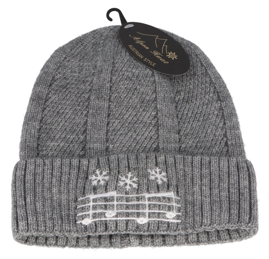 graue Strickmütze mit eingestickter Notenlinie und Schneeflocken