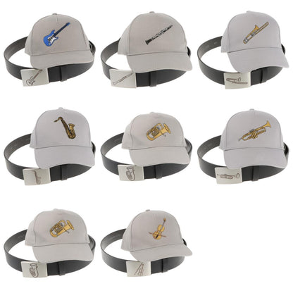 Ledergürtel und Schließe mit diversen Instrumenten und graues Baseball-Cap mit eingestickten Instrumenten