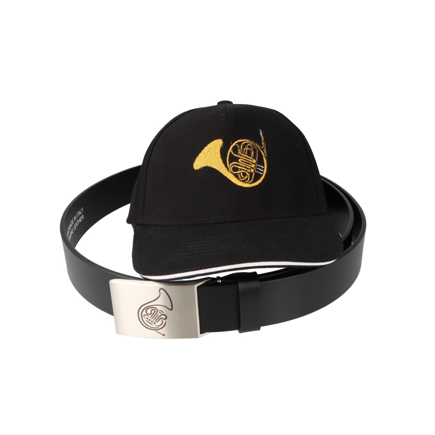 Ledergürtel und Schließe mit diversen Instrumenten und schwarzes Baseball-Cap mit eingestickten Instrumenten