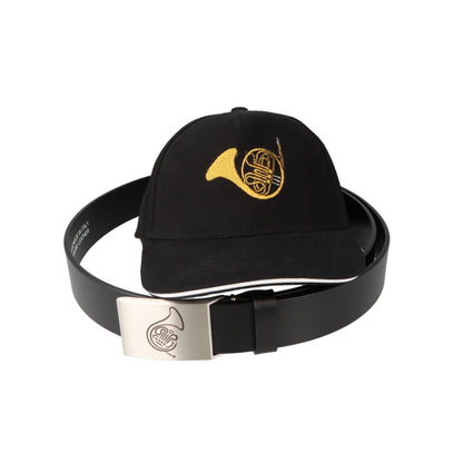 Ledergürtel und Schließe mit diversen Instrumenten und schwarzes Baseball-Cap mit eingestickten Instrumenten