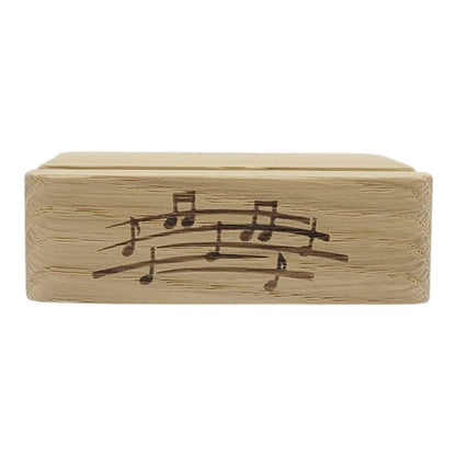 Handyhalter aus Holz mit Notenlinien