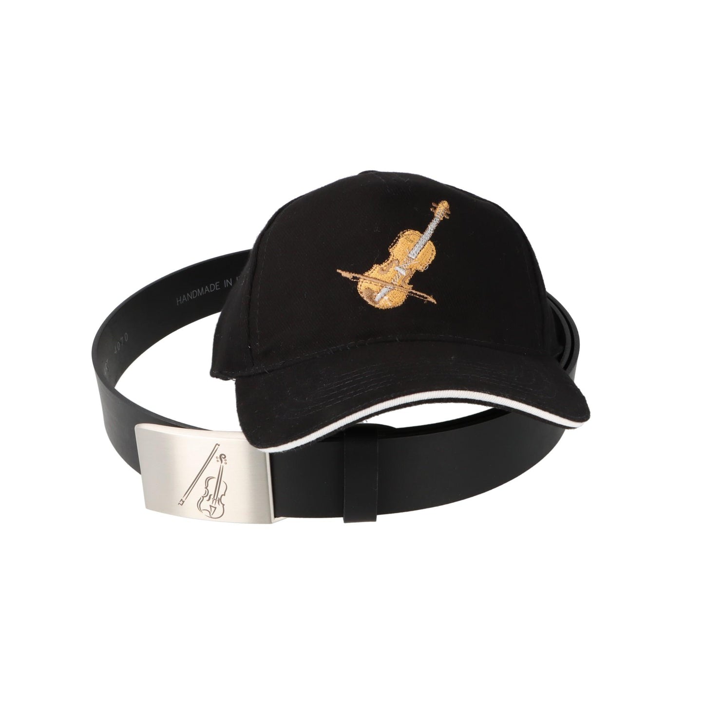 Ledergürtel und Schließe mit diversen Instrumenten und schwarzes Baseball-Cap mit eingestickten Instrumenten