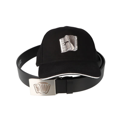 Ledergürtel und Schließe mit diversen Instrumenten und schwarzes Baseball-Cap mit eingestickten Instrumenten