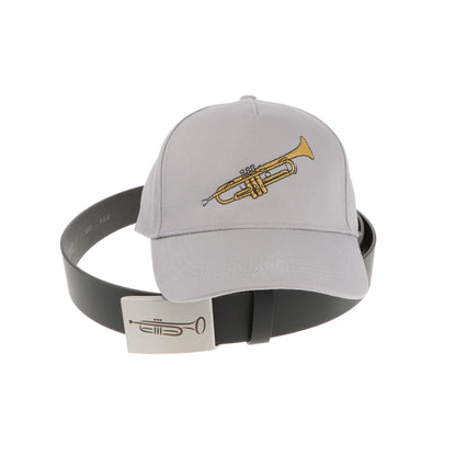 Ledergürtel und Schließe mit diversen Instrumenten und graues Baseball-Cap mit eingestickten Instrumenten