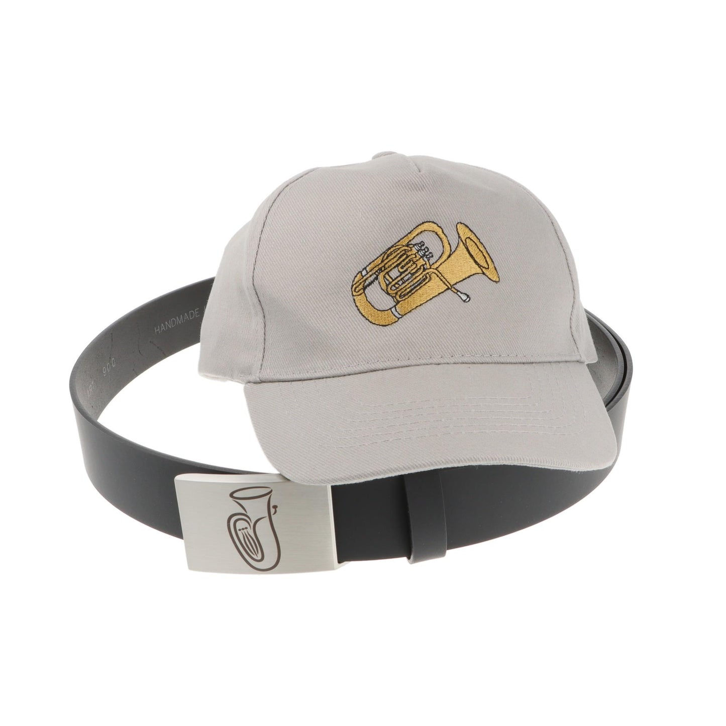 Ledergürtel und Schließe mit diversen Instrumenten und graues Baseball-Cap mit eingestickten Instrumenten