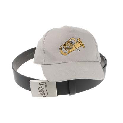 Ledergürtel und Schließe mit diversen Instrumenten und graues Baseball-Cap mit eingestickten Instrumenten