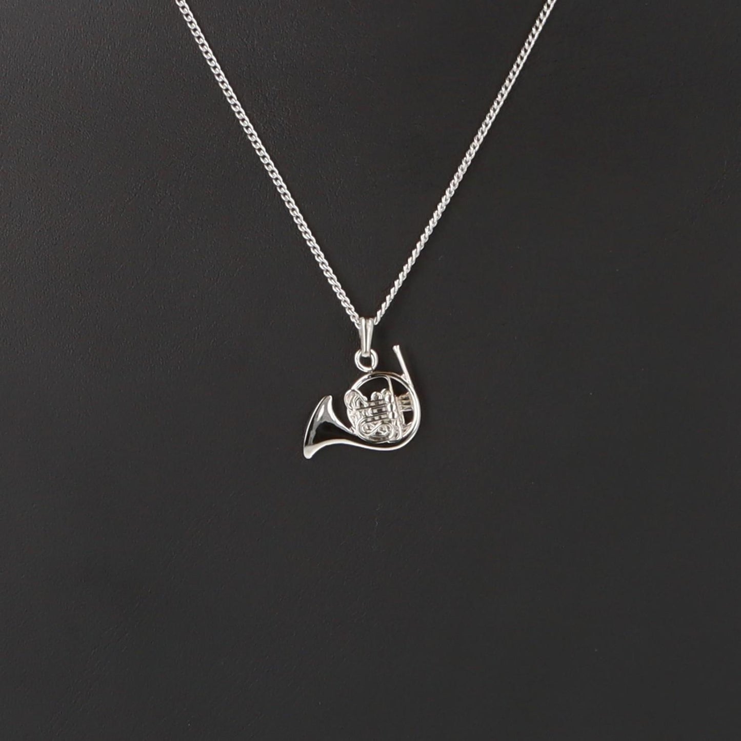 Horn-Anhänger, mit Kette, versilbert oder vergoldet