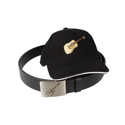 Ledergürtel und Schließe mit diversen Instrumenten und schwarzes Baseball-Cap mit eingestickten Instrumenten