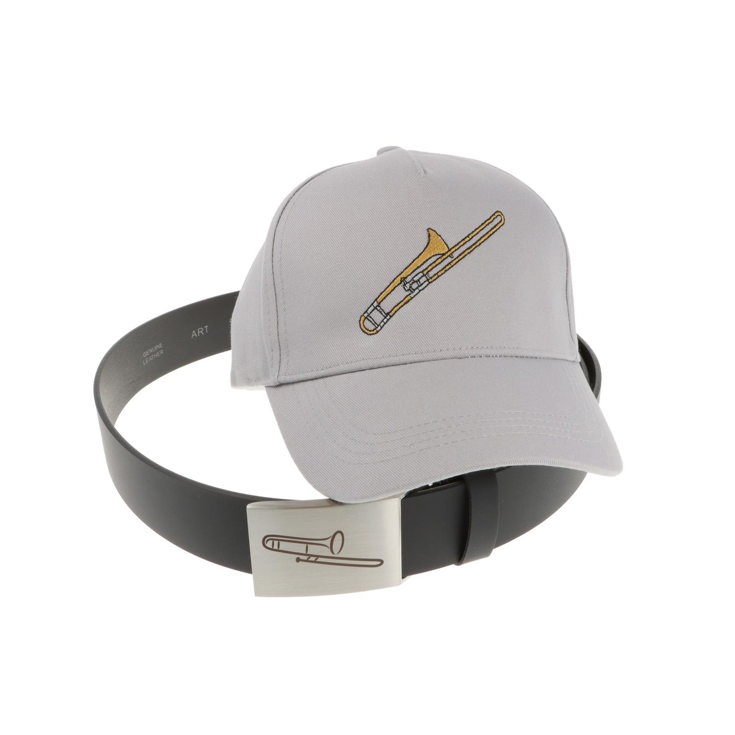 Ledergürtel und Schließe mit diversen Instrumenten und graues Baseball-Cap mit eingestickten Instrumenten