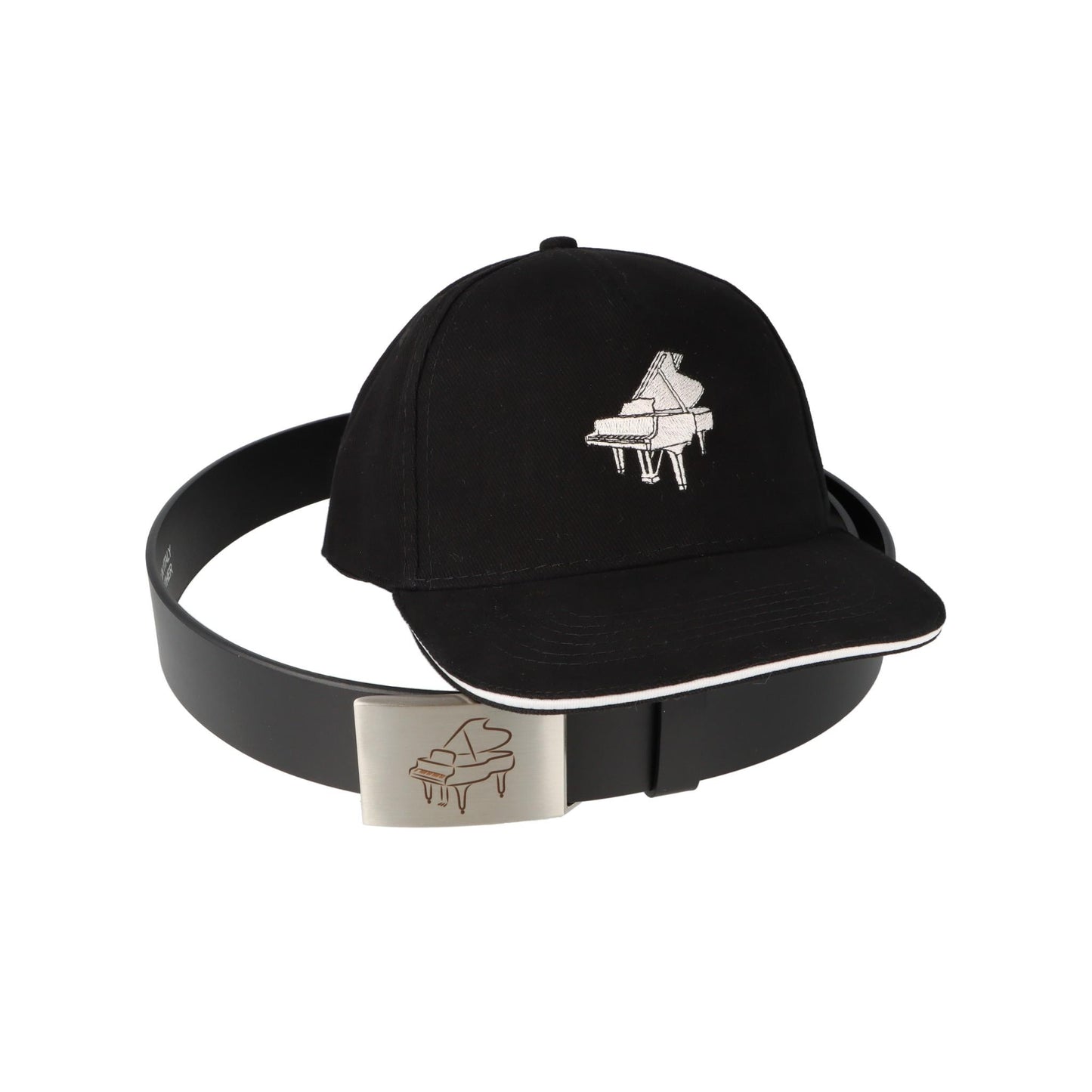 Ledergürtel und Schließe mit diversen Instrumenten und schwarzes Baseball-Cap mit eingestickten Instrumenten